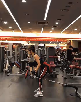53歲童顏牙醫比基尼私照曝光,女兒:看到媽媽的身材照差點暈過去......