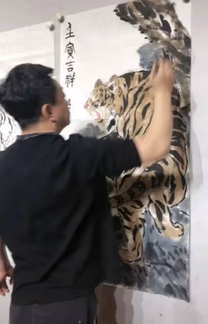 57歲朱軍罕露面,過年跪地畫虎有雅興,嬌妻點贊評論盼其再上春晚