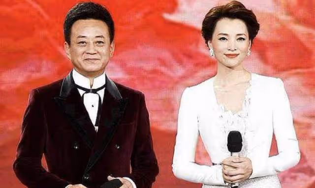 57歲朱軍罕露面,過年跪地畫虎有雅興,嬌妻點贊評論盼其再上春晚