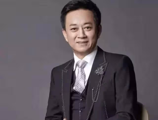 57歲朱軍罕露面，過年跪地畫虎有雅興，嬌妻點贊評論盼其再上春晚