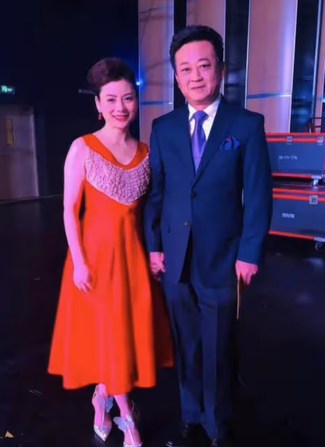 57歲朱軍罕露面，過年跪地畫虎有雅興，嬌妻點贊評論盼其再上春晚