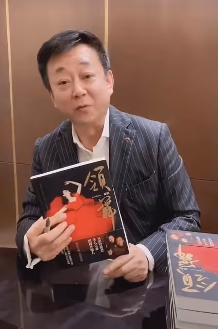 57歲朱軍罕露面，過年跪地畫虎有雅興，嬌妻點贊評論盼其再上春晚
