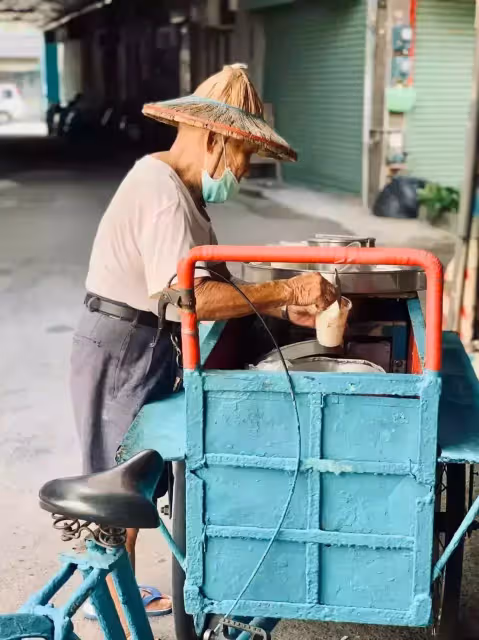 台南阿伯推車賣豆花!裝到一半「客人嫌太貴落跑」 她不忍心「掏錢全部包了」價格曝:根本是傳奇
