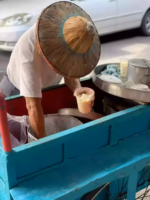 台南阿伯推車賣豆花!裝到一半「客人嫌太貴落跑」 她不忍心「掏錢全部包了」價格曝:根本是傳奇
