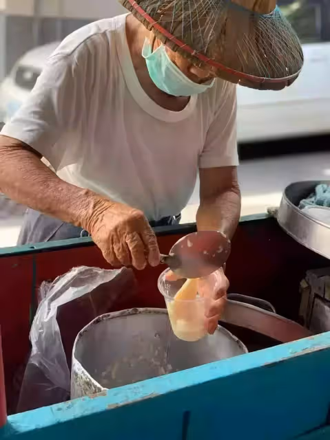 台南阿伯推車賣豆花!裝到一半「客人嫌太貴落跑」 她不忍心「掏錢全部包了」價格曝:根本是傳奇
