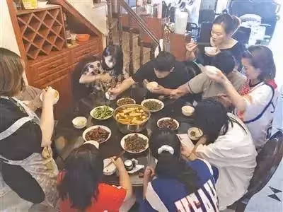 把舅舅當大哥!8外甥「每年暑假來他家報到」舅舅忙翻天 每日花5小時下廚「餐餐煮六斤米」舅媽也樂次不疲