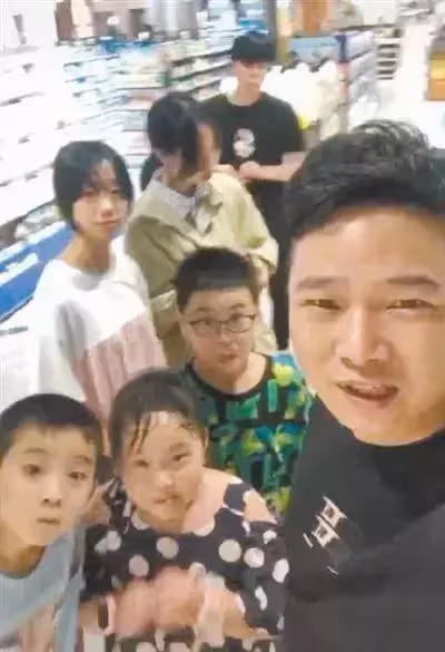 把舅舅當大哥!8外甥「每年暑假來他家報到」舅舅忙翻天 每日花5小時下廚「餐餐煮六斤米」舅媽也樂次不疲
