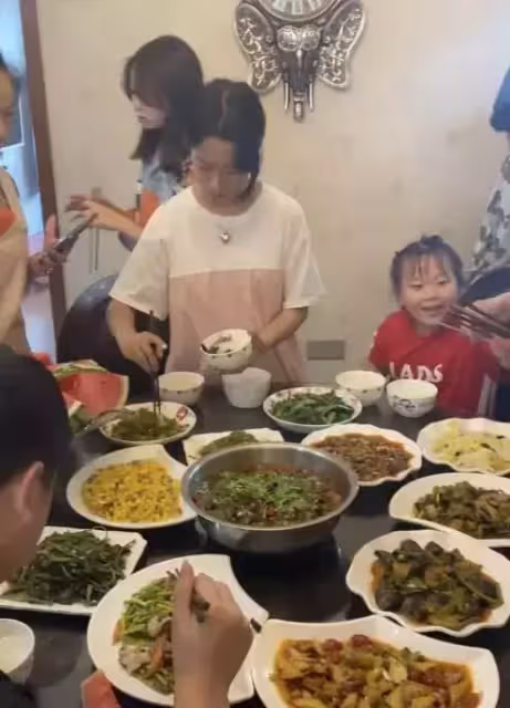 把舅舅當大哥!8外甥「每年暑假來他家報到」舅舅忙翻天 每日花5小時下廚「餐餐煮六斤米」舅媽也樂次不疲