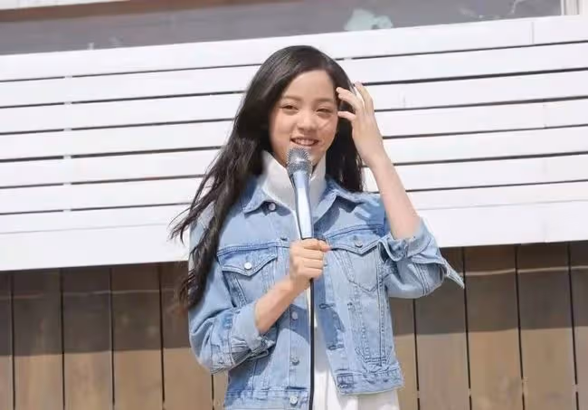 歐陽娜娜劇組舊照曝光，衣著樸素長相清純，與翁虹同框被指像母女