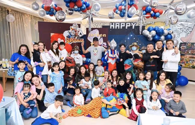 高曙光一家拜年,5歲兒子穿唐裝年味十足,小16歲富婆妻子氣質好