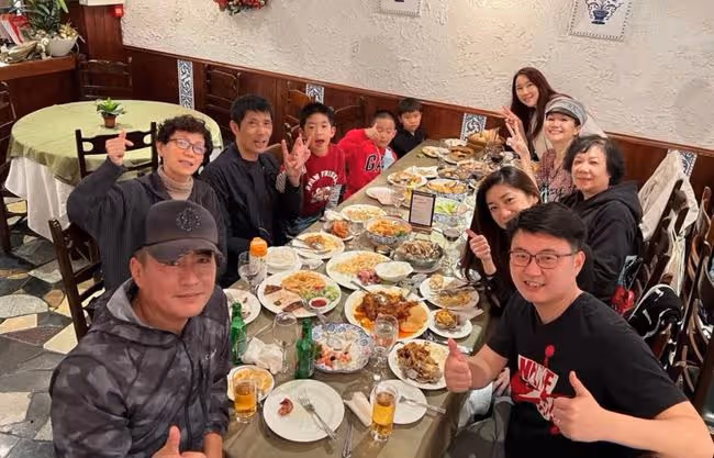 高曙光一家拜年,5歲兒子穿唐裝年味十足,小16歲富婆妻子氣質好