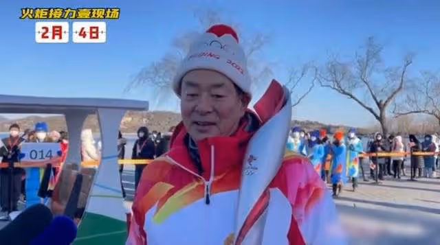 眾星零下傳遞冬奧火炬!68歲濮存昕凍到滿臉通紅,撒貝寧嘴唇發黑
