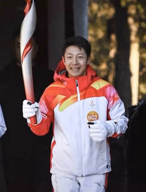 眾星零下傳遞冬奧火炬!68歲濮存昕凍到滿臉通紅,撒貝寧嘴唇發黑