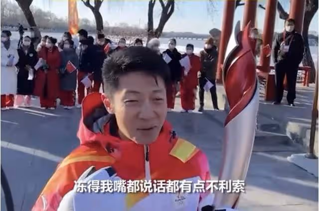 眾星零下傳遞冬奧火炬!68歲濮存昕凍到滿臉通紅,撒貝寧嘴唇發黑