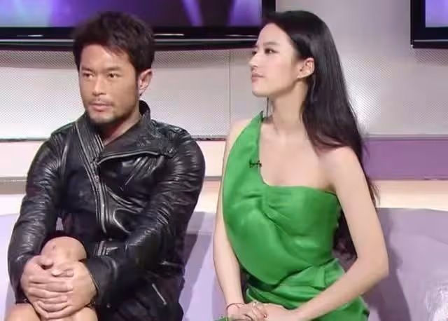 劉亦菲早期的工作照被翻出，穿斜肩長裙不懼顯身材，坐姿略顯自信
