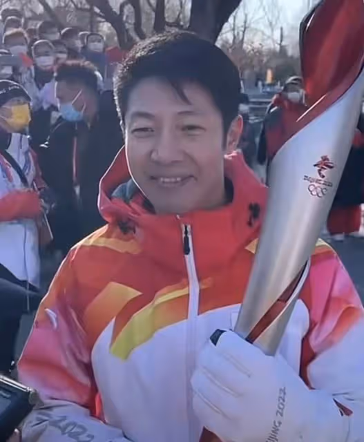 眾星零下傳遞冬奧火炬!68歲濮存昕凍到滿臉通紅,撒貝寧嘴唇發黑