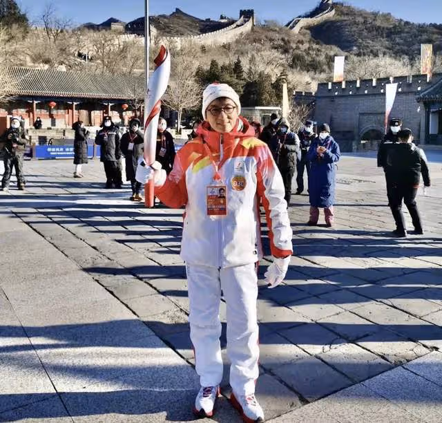 眾星零下傳遞冬奧火炬!68歲濮存昕凍到滿臉通紅,撒貝寧嘴唇發黑
