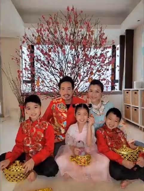 10位港姐齊曬全家福!陳茵媺與3子女如複製,周家蔚兒子顏值高