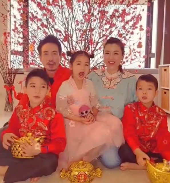 10位港姐齊曬全家福!陳茵媺與3子女如複製,周家蔚兒子顏值高