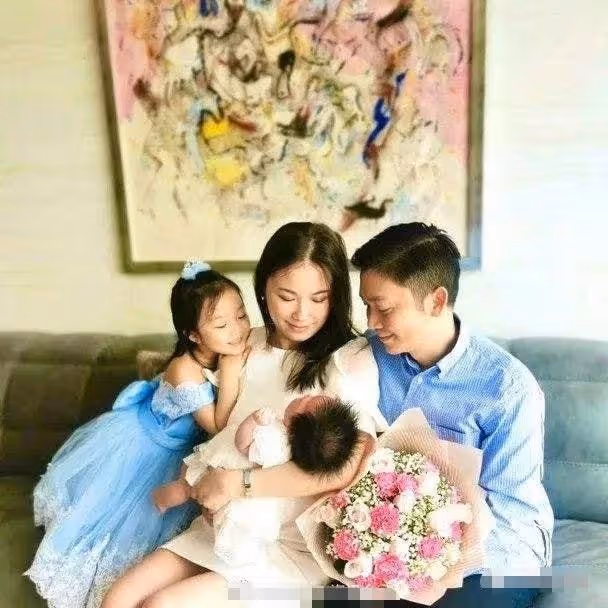 10位港姐齊曬全家福!陳茵媺與3子女如複製,周家蔚兒子顏值高