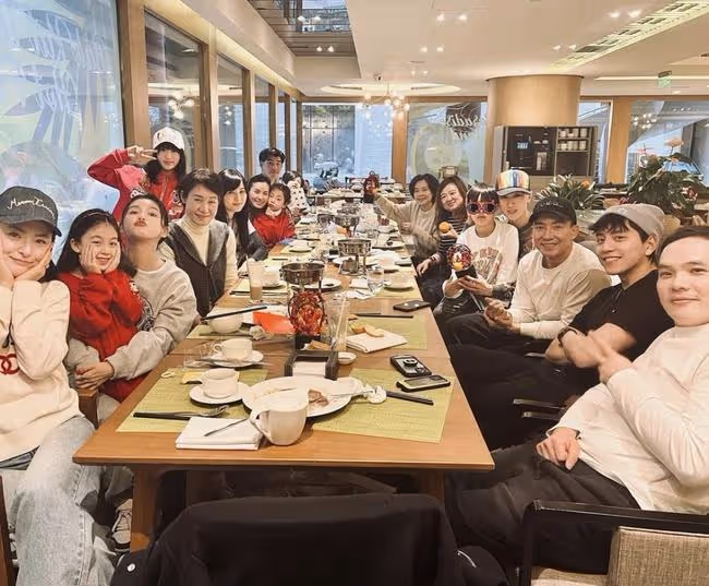 王大陸攜女友和吳尊劉畊宏聚餐,蔡卓宜懷抱小泡芙,嘟嘴賣萌很俏皮