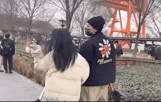 王大陸攜女友和吳尊劉畊宏聚餐,蔡卓宜懷抱小泡芙,嘟嘴賣萌很俏皮