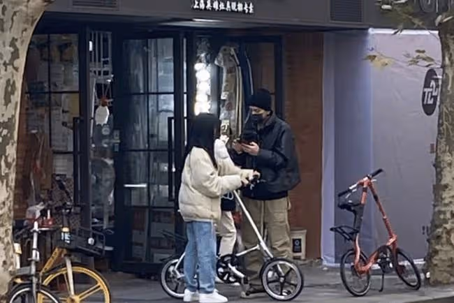 王大陸攜女友和吳尊劉畊宏聚餐,蔡卓宜懷抱小泡芙,嘟嘴賣萌很俏皮
