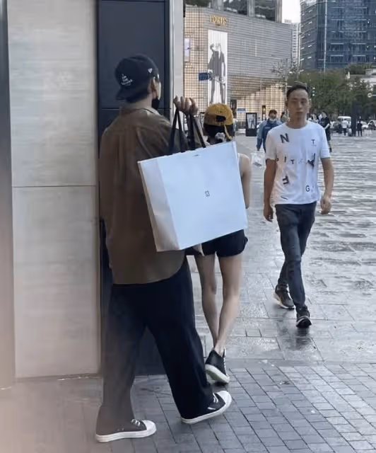 王大陸攜女友和吳尊劉畊宏聚餐,蔡卓宜懷抱小泡芙,嘟嘴賣萌很俏皮