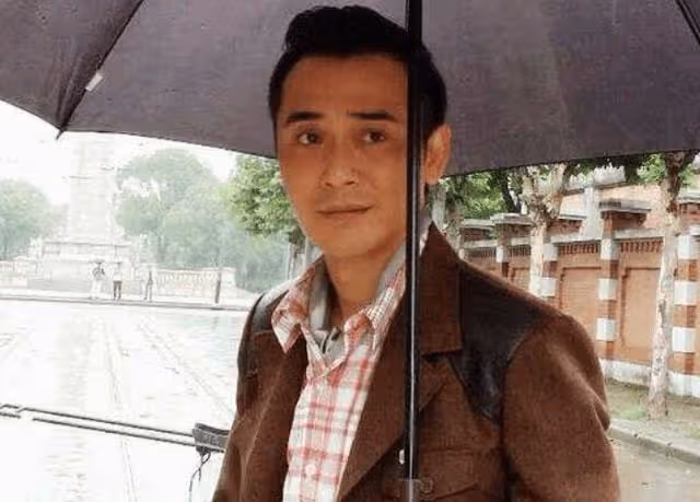 他娶大14歲女演員為妻,結婚15年膝下無子,如今依舊恩愛如初!
