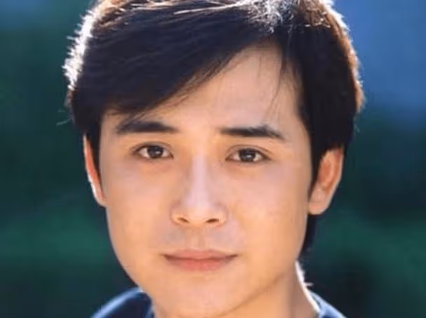 他娶大14歲女演員為妻,結婚15年膝下無子,如今依舊恩愛如初!