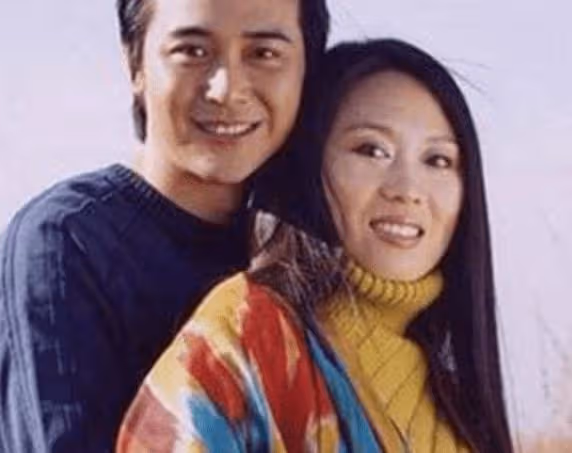 他娶大14歲女演員為妻,結婚15年膝下無子,如今依舊恩愛如初!