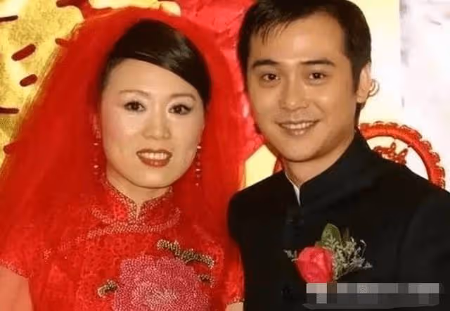 他娶大14歲女演員為妻,結婚15年膝下無子,如今依舊恩愛如初!