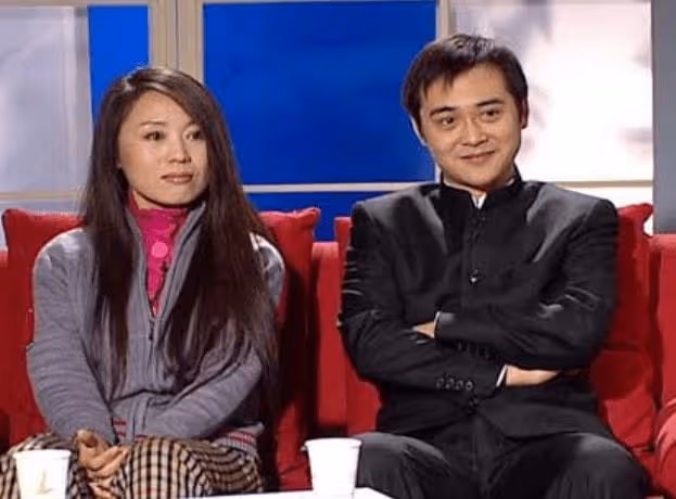 他娶大14歲女演員為妻,結婚15年膝下無子,如今依舊恩愛如初!