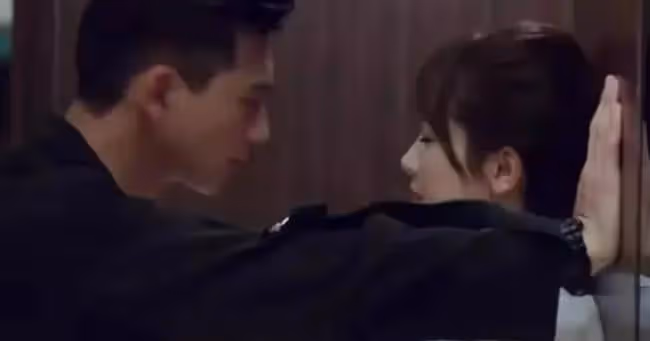 我裝醉想親他,他卻推開我,笑著說:「女人,我知道你沒醉」