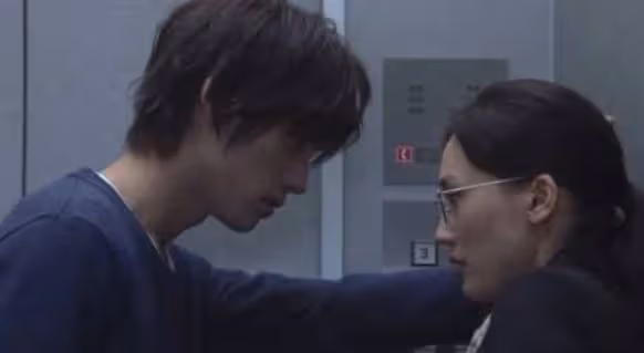 我裝醉想親他，他卻推開我，笑著說：「女人，我知道你沒醉」