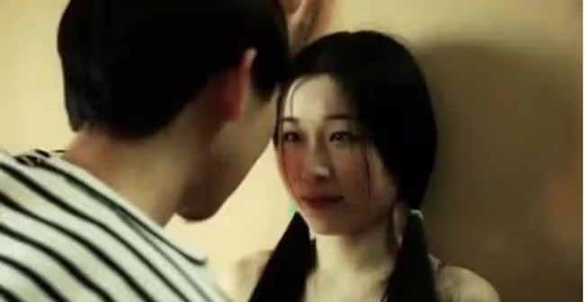 他在辦公室里解開領帶,看向我,曖昧時刻同事闖了進來
