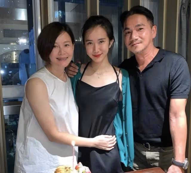 著名港星20歲女兒顏值高，神似韓國女神林允兒，有望出道做明星