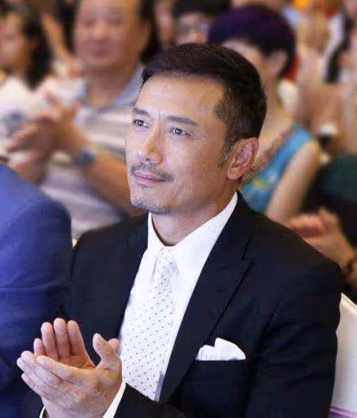 苗僑偉曬照為子慶生，28歲苗俊罕見出鏡，被曝有交往六年富貴女友