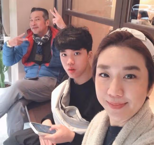 老戲骨黃仲昆慶結婚15周年,婚後緋聞不斷,小17歲妻子想過離婚
