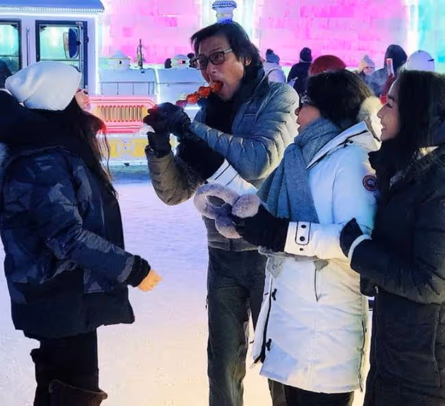 鍾鎮濤內地豪宅開派對,為梁家輝慶64歲生日,眾星玩音樂太熱鬧