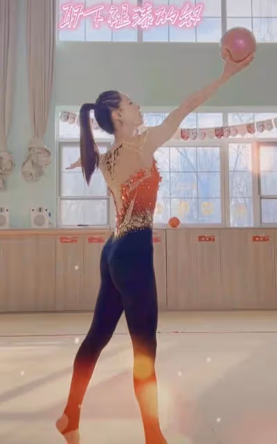 55歲李若彤新年秀體操!穿緊身衣曲線婀娜,白到發光雙腿無贅肉