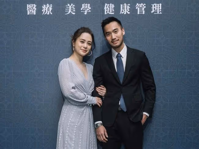 阿嬌前夫即將三婚,秘密攜未婚妻出席同學聚會,一細節疑暴露女方