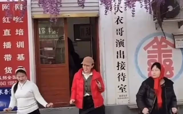 陳亞男帳號難以帶貨,大衣哥初四去湖北荊州演出:故事不過如此