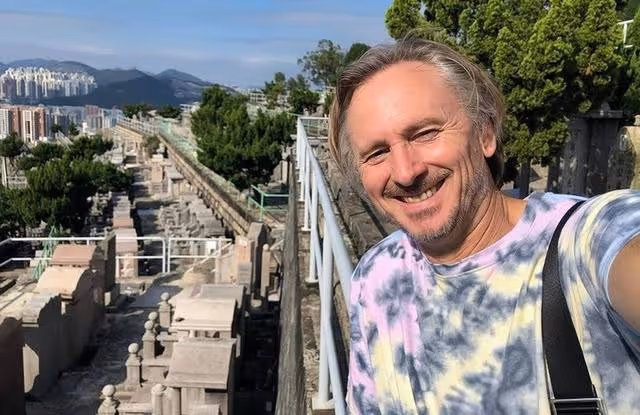 拒絕打疫苗!TVB前著名外籍男星自覺健康,患細胞癌欠外債80萬