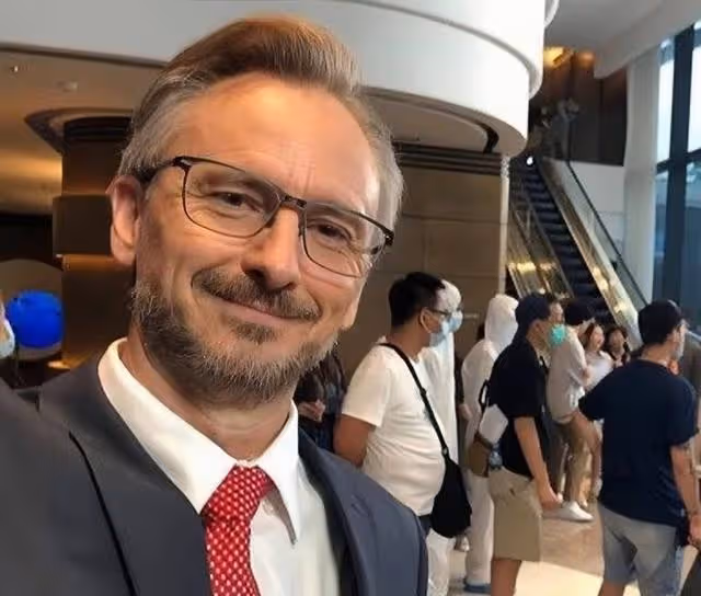拒絕打疫苗!TVB前著名外籍男星自覺健康,患細胞癌欠外債80萬
