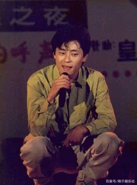 歌手王傑：被父母拋棄，初戀車禍去世，連嗓子也被毒到沙啞