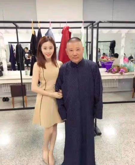 郭德綱春節被爆出大瓜,所有作品全被下架,與京劇花旦有私生女?