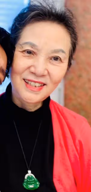 46歲陳坤曬與母親合照慶生,戴金耳環嘟嘴賣萌,媽媽翡翠有巴掌大