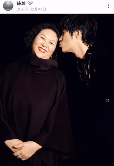 46歲陳坤曬與母親合照慶生,戴金耳環嘟嘴賣萌,媽媽翡翠有巴掌大