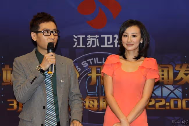 江蘇台一姐農村過年,在村口興奮認親,帶娃在地下車庫放煙火被批